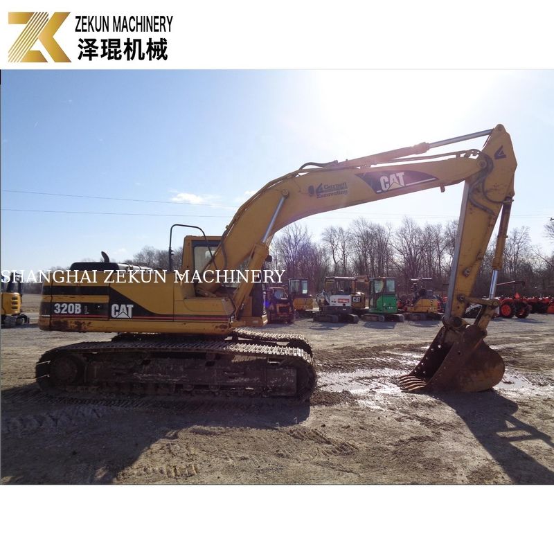 La excavación de tierra se hizo posible con la excavadora CAT 320 BL y el motor Caterpillar de 97 kW