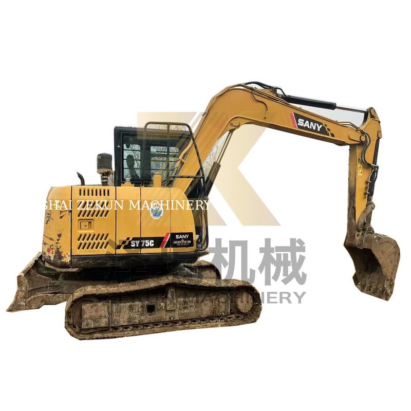 Una excavadora Sany SY75C en Shanghai con una potencia de 55 KW y un peso de 7000 kg