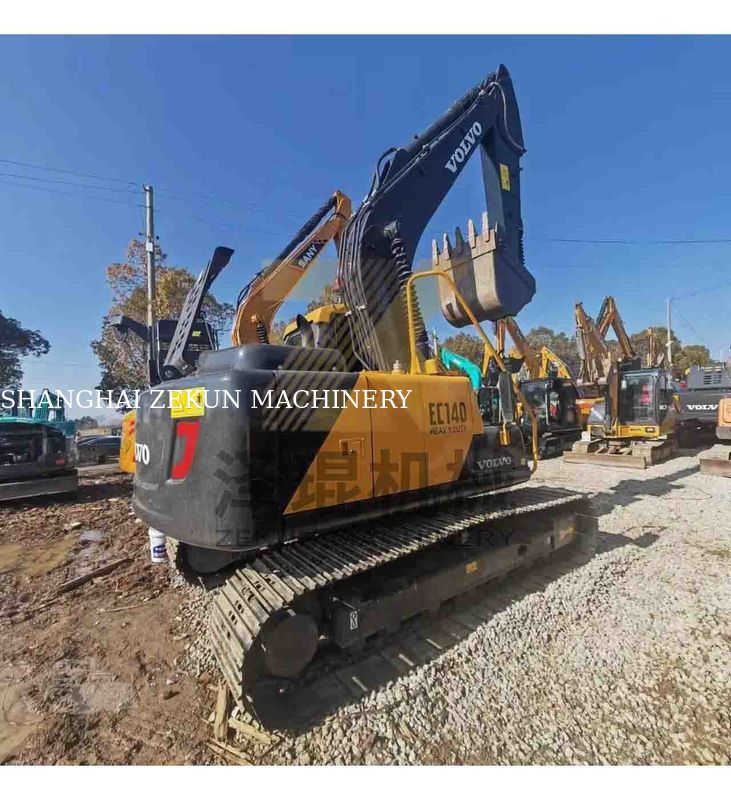 Excavadora Volvo EC140DL bien mantenida, motor D3.8E de 14 toneladas de peso en funcionamiento