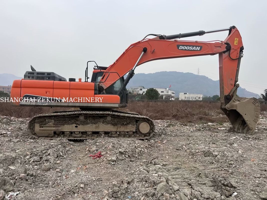 Excavadora usada Doosan DX380 de 2020 con 4 816 horas de trabajo en buenas condiciones