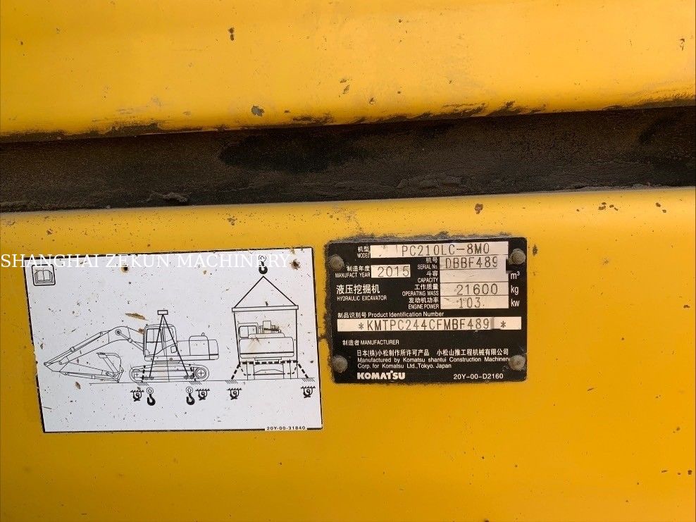 Excavadora Komatsu PC210LC-8MO 2015 con un peso operativo de 100 kg y alcance máximo de excavación de 9