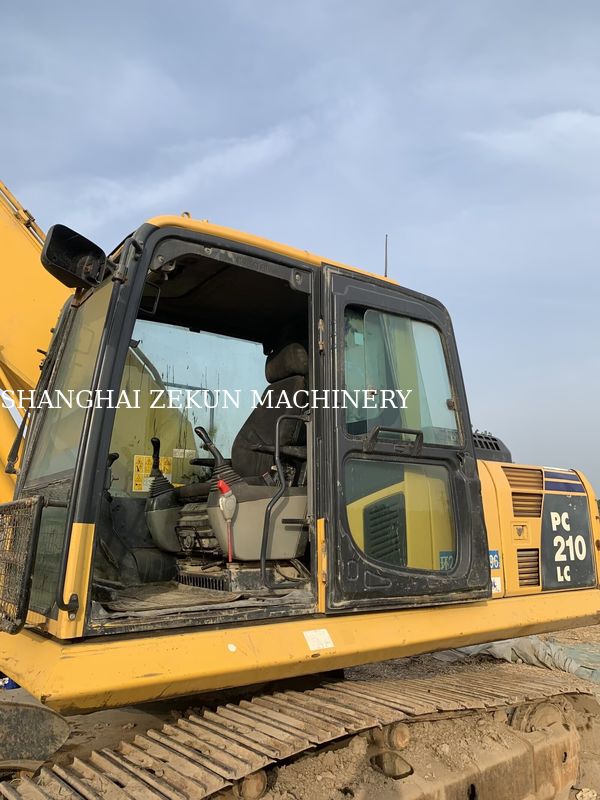 Excavadora Komatsu PC210LC-8MO 2015 con un peso operativo de 100 kg y alcance máximo de excavación de 9