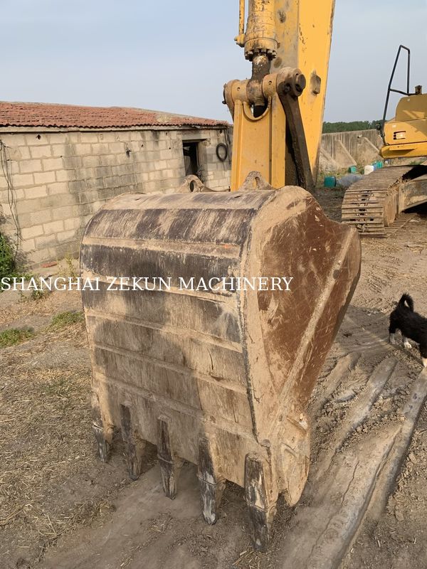 Excavadora Komatsu PC210LC-8MO 2015 con un peso operativo de 100 kg y alcance máximo de excavación de 9