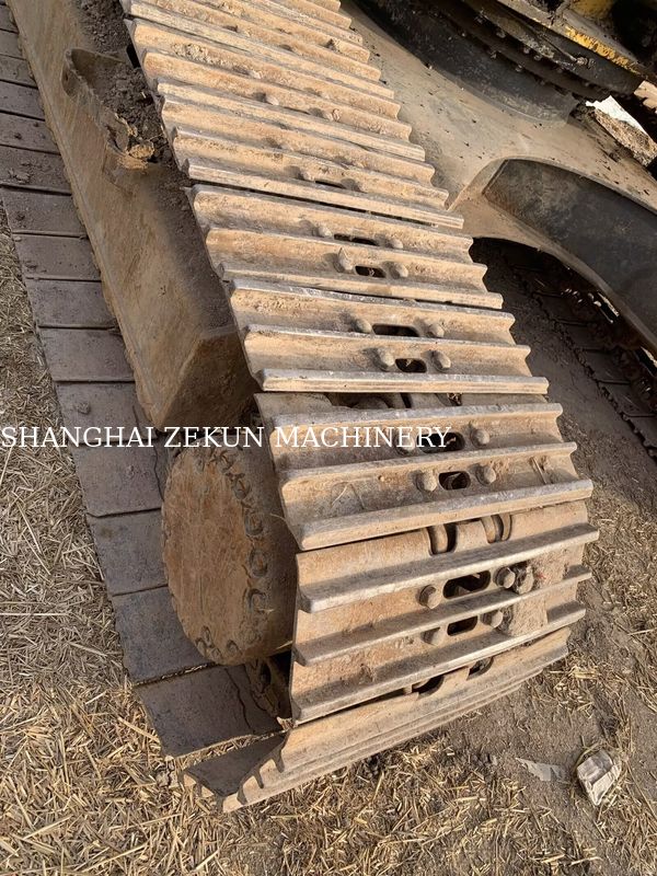 Excavadora Komatsu PC210LC-8MO 2015 con un peso operativo de 100 kg y alcance máximo de excavación de 9