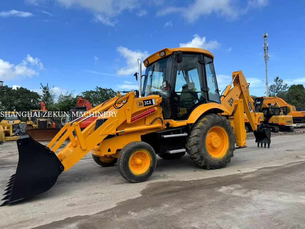 Excavadora retrocargadora JCB 3CX de 2001 con caudal del sistema hidráulico de 95 L/min