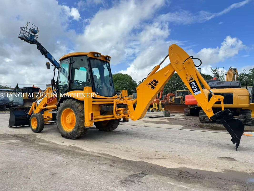 Excavadora retrocargadora JCB 3CX de 2001 con caudal del sistema hidráulico de 95 L/min