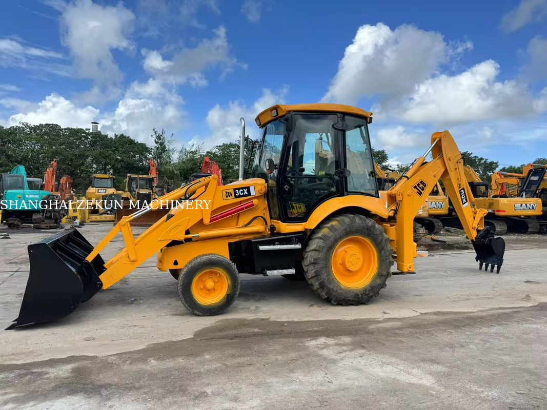 Excavadora retrocargadora JCB 3CX de 2001 con caudal del sistema hidráulico de 95 L/min