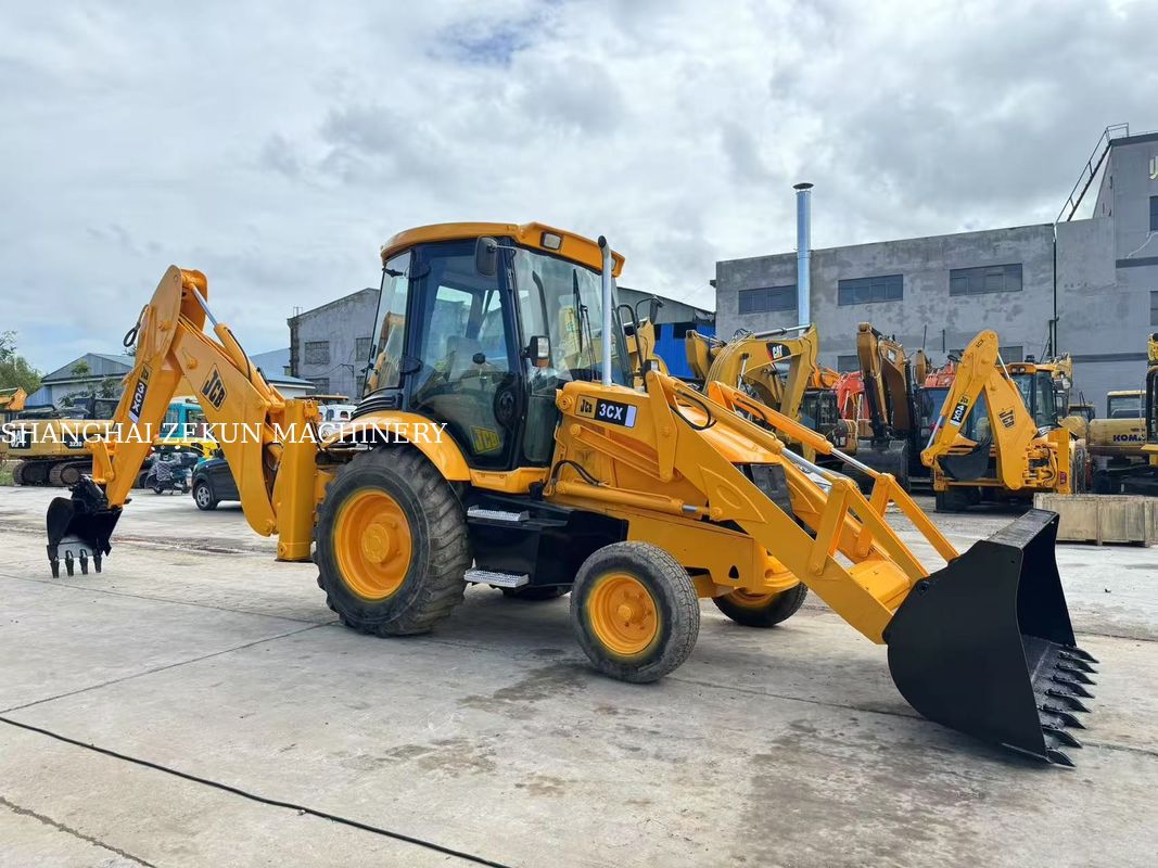 Excavadora retrocargadora JCB 3CX de 2001 con caudal del sistema hidráulico de 95 L/min