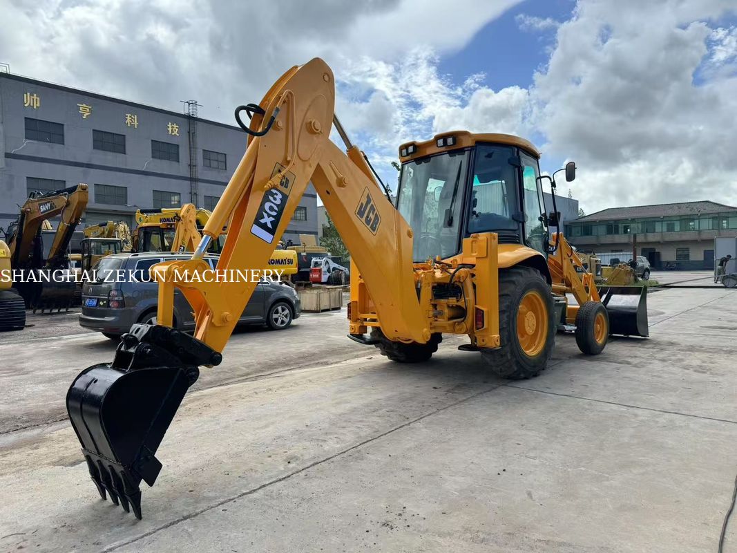 Excavadora retrocargadora JCB 3CX de 2001 con caudal del sistema hidráulico de 95 L/min