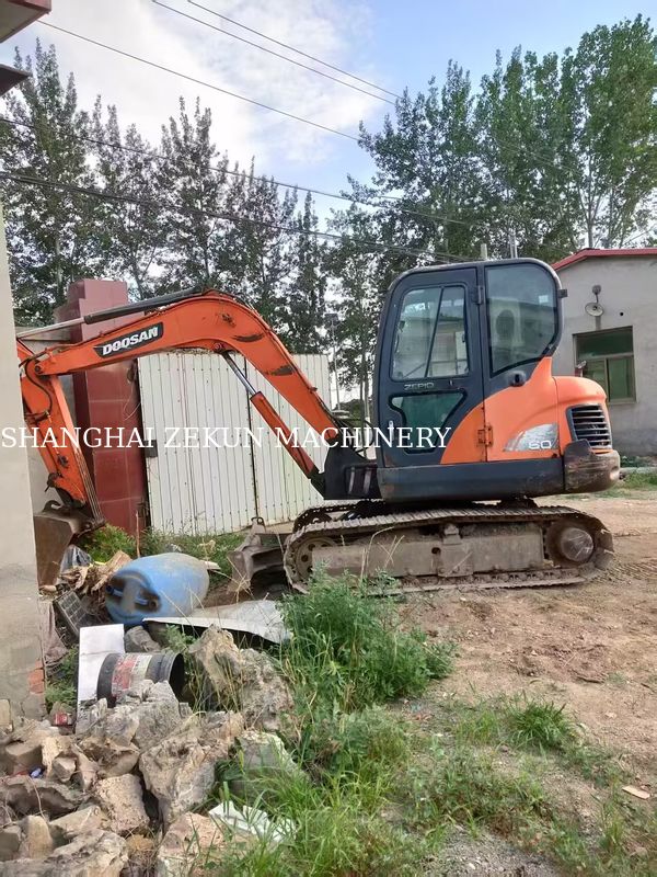 Excavadora Doosan DX60 2013 con presión hidráulica de 27.5 MPa y altura máxima de excavación de 800 mm