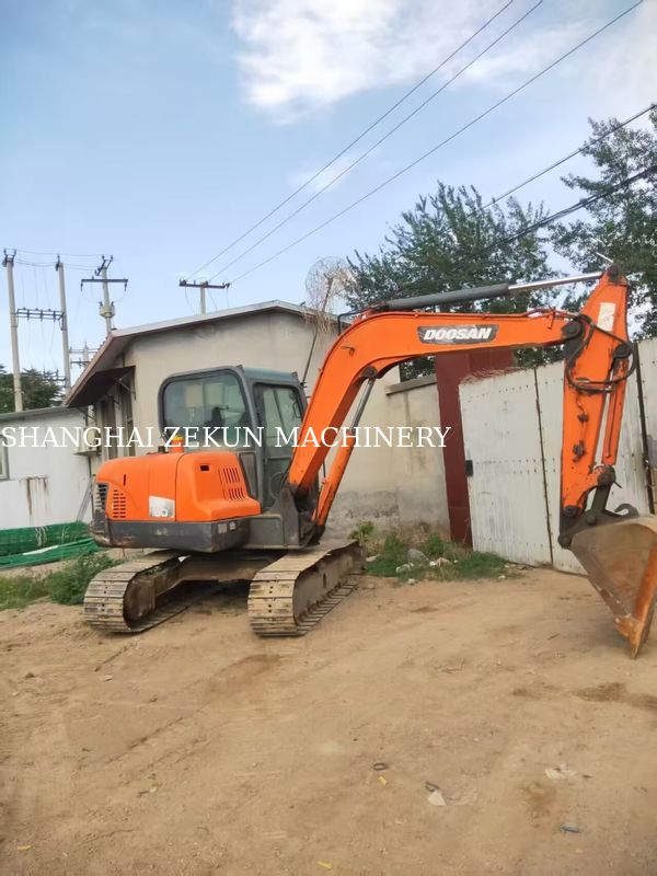 Excavadora Doosan DX60 2013 con presión hidráulica de 27.5 MPa y altura máxima de excavación de 800 mm
