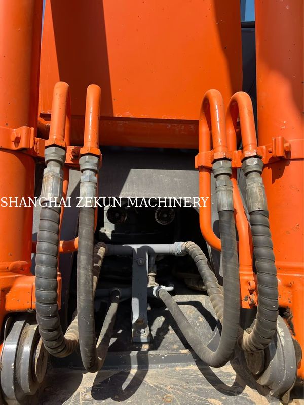 Excavadora Hitachi ZX200-3G 12081hrs Velocidad de desplazamiento 3.5 / 5.5 Km/h Características de la cabina Pantalla multifunción